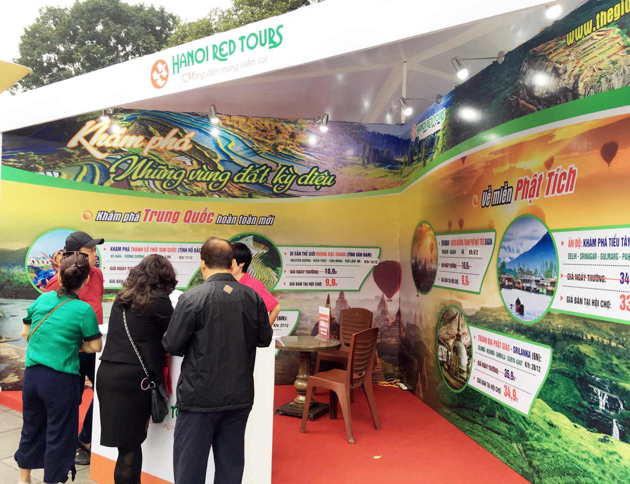 Ngày hội khuyến mại du lịch: Gian hàng HanoiRedtours tấp nập khách thăm quan 